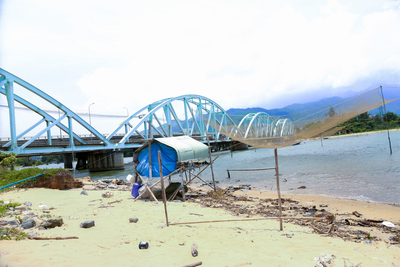 Tình trạng này không chỉ ảnh hưởng đến sinh kế của các hộ dân hành nghề ngư nghiệp trên sông Cu Đê, mà còn đe dọa trực tiếp đến sự an toàn của toàn bộ hệ thống đê kè ven biển thuộc phường Hải Vân.