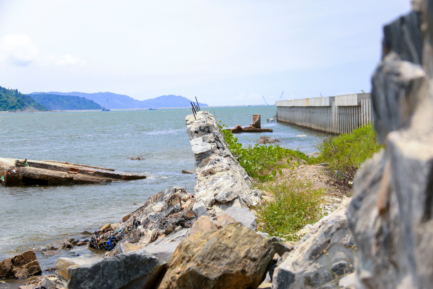 Trước tình hình đó, UBND thành phố yêu cầu triển khai ngay các biện pháp khẩn cấp như khắc phục thiệt hại, lắp đặt biển cảnh báo, rào chắn tại các điểm sạt lở; bố trí lực lượng canh gác, kiểm soát người và phương tiện không đi vào khu vực nguy hiểm.