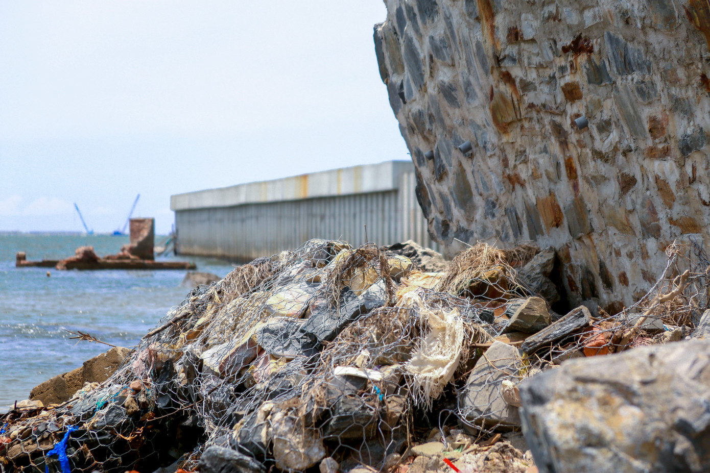 Trước tình hình đó, UBND thành phố yêu cầu triển khai ngay các biện pháp khẩn cấp như khắc phục thiệt hại, lắp đặt biển cảnh báo, rào chắn tại các điểm sạt lở; bố trí lực lượng canh gác, kiểm soát người và phương tiện không đi vào khu vực nguy hiểm.