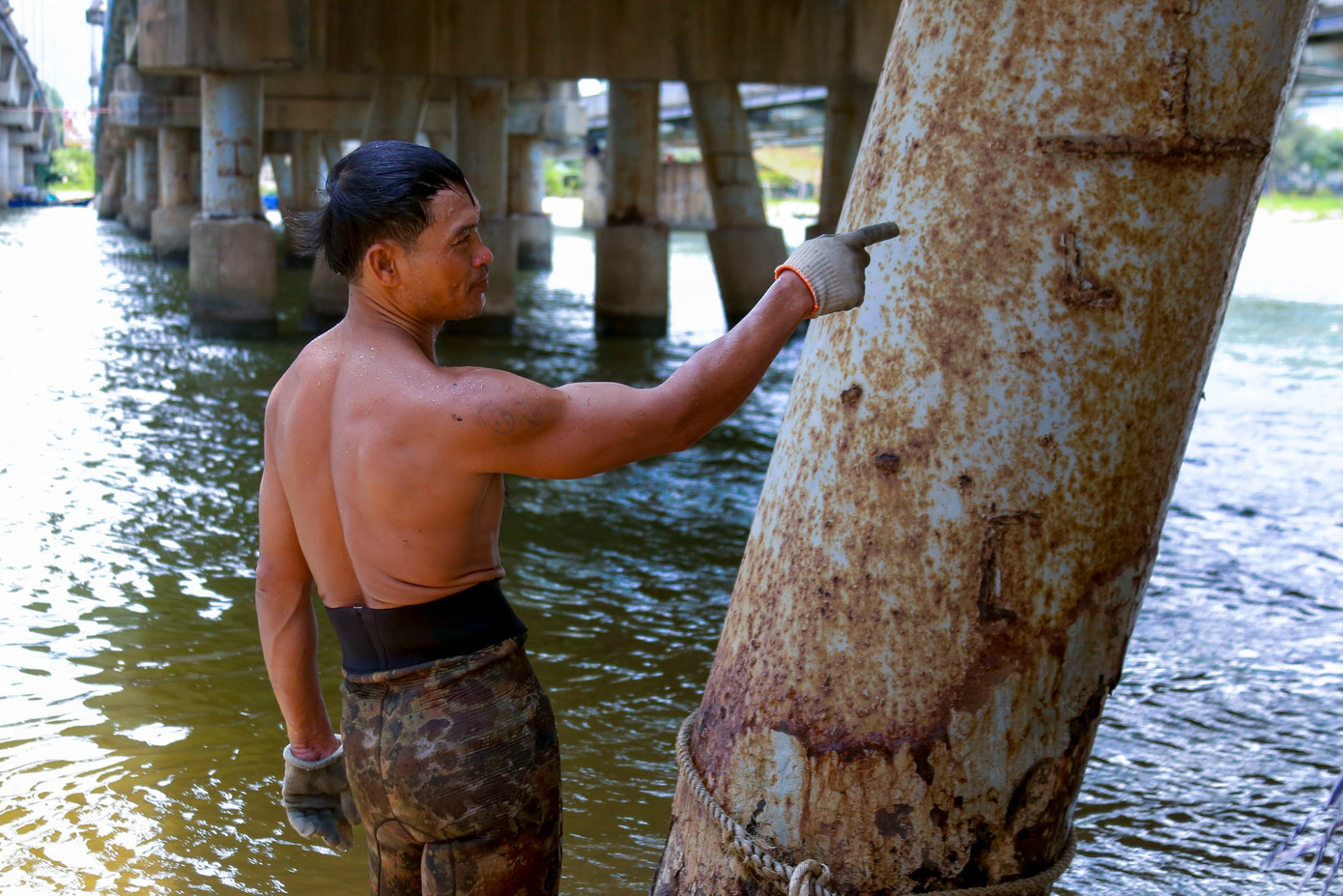 Theo người dân địa phương, tình trạng sạt lở tại đây xảy ra sau những đợt mưa lớn, đặc biệt là sau trận mưa kéo dài giữa tháng 6 vừa qua. Nhiều đoạn đất ven sông đã bị nước cuốn trôi, tạo thành các hàm ếch ăn sâu vào bờ.