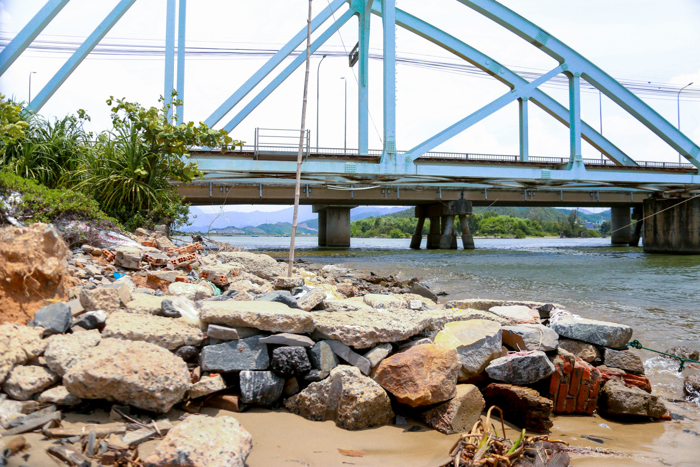 Các đơn vị chức năng được giao nhiệm vụ tăng cường thông tin đến người dân về nguyên nhân, diễn biến sạt lở để chủ động phòng tránh; thường xuyên theo dõi, xử lý kịp thời các vị trí có nguy cơ phát sinh sạt lở mới để đảm bảo an toàn tính mạng và tài sản của nhân dân. Đồng thời, huy động mọi nguồn lực để xử lý khẩn cấp tạm thời sự cố sạt lở bờ sông tại khu vực bờ nam cửa sông Cu Đê, đặc biệt là móng cột T57 đường dây trung thế 22kv tại khu vực.