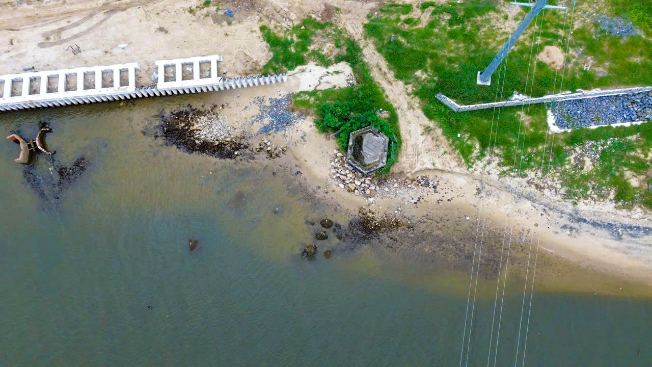 UBND TP. Đà Nẵng vừa công bố tình huống khẩn cấp về thiên tai (sạt lở bờ sông) tại khu vực bờ nam cửa sông Cu Đê. Theo đó, từ tháng 12/2024, do ảnh hưởng của gió mùa đông bắc mạnh kết hợp với sóng lớn, cùng điều kiện địa hình, thủy văn phức tạp tại khu vực cửa sông, hiện tượng sạt lở tại bờ nam sông Cu Đê bắt đầu diễn biến nghiêm trọng.