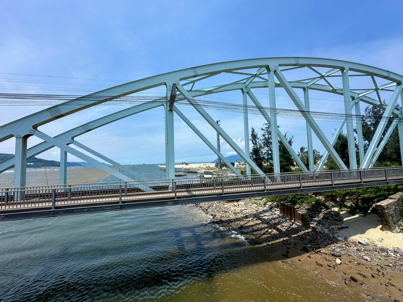 Ghi nhận thực tế cho thấy, khu vực bờ nam cửa sông Cu Đê, đặc biệt đoạn ngay chân cầu đường sắt Nam Ô đang bị xâm thực nghiêm trọng. Nhiều vị trí đã xảy ra sạt lở sâu vào đất liền, tạo thành những hàm ếch lớn, có nguy cơ tiếp tục mở rộng nếu không được xử lý kịp thời.