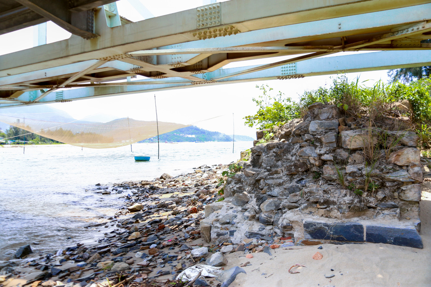 Tình trạng xâm thực, sạt lở tại khu vực.