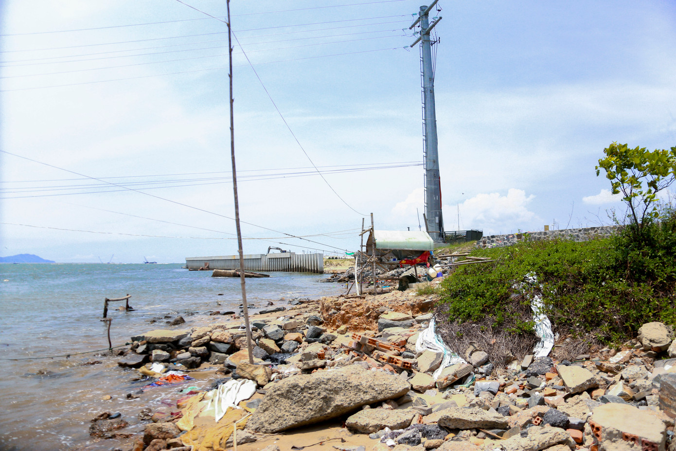 Đặc biệt, đợt mưa lớn kéo dài từ ngày 11 đến 13/6/2025 khiến tình trạng sạt lở trở nên nghiêm trọng hơn, nguy cơ cao gây gãy đổ móng cột trụ điện T57 đường dây trung thế 22kv, hư hỏng mố cầu đường sắt Cu Đê và cơ sở hạ tầng khác.