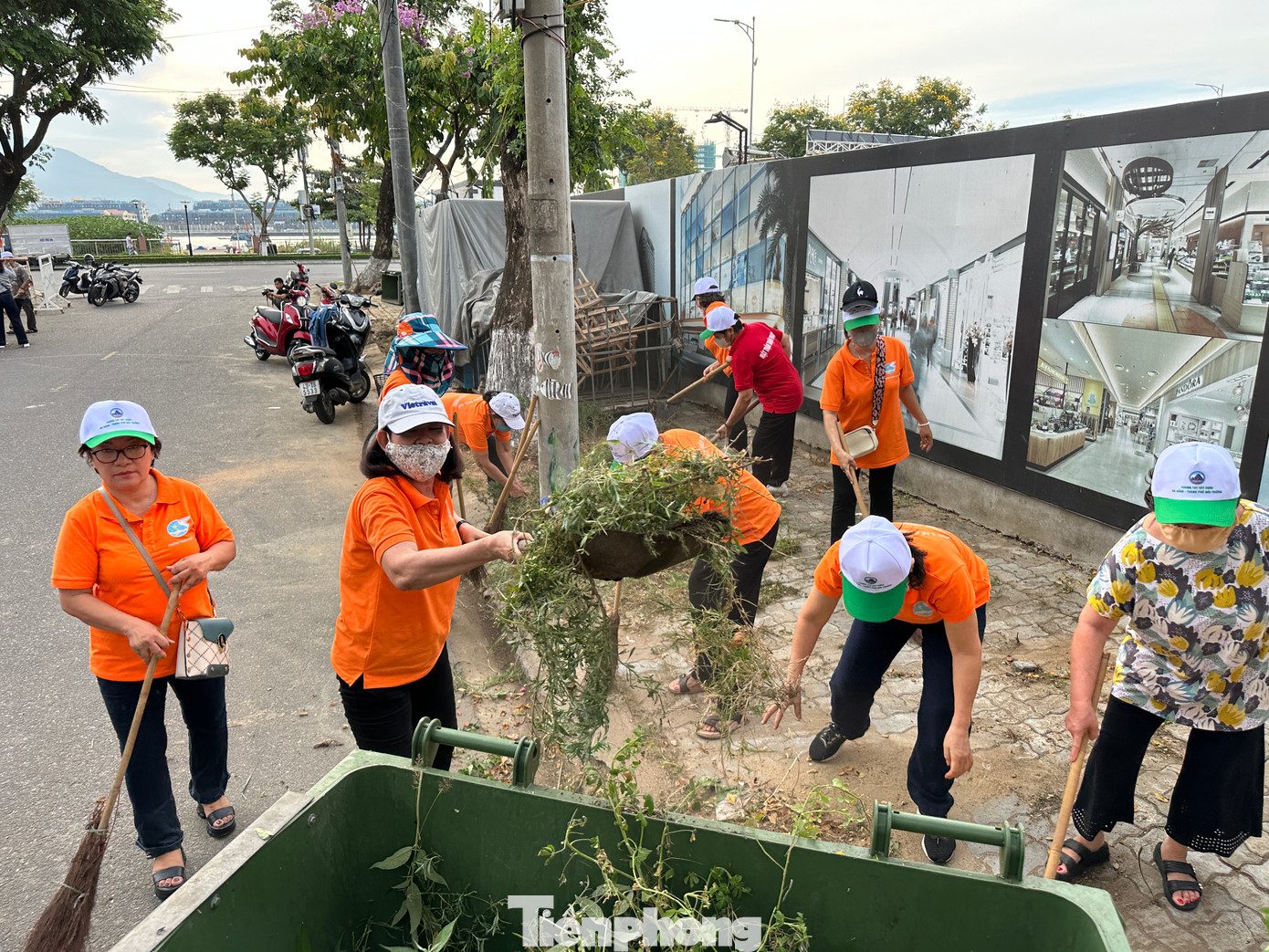 Theo kế hoạch của UBND thành phố Đà Nẵng, trong suốt tháng 6/2025, hơn 45 hoạt động lớn nhỏ sẽ được tổ chức đồng bộ trên toàn địa bàn. Các nội dung triển khai bao gồm: phân loại rác thải sinh hoạt, kiểm soát rác thải nhựa, tổng vệ sinh các khu vực ô nhiễm, chiến dịch khơi thông cống rãnh, kiểm tra hoạt động khai thác khoáng sản và xử lý các hành vi vi phạm trong lĩnh vực tài nguyên, môi trường.