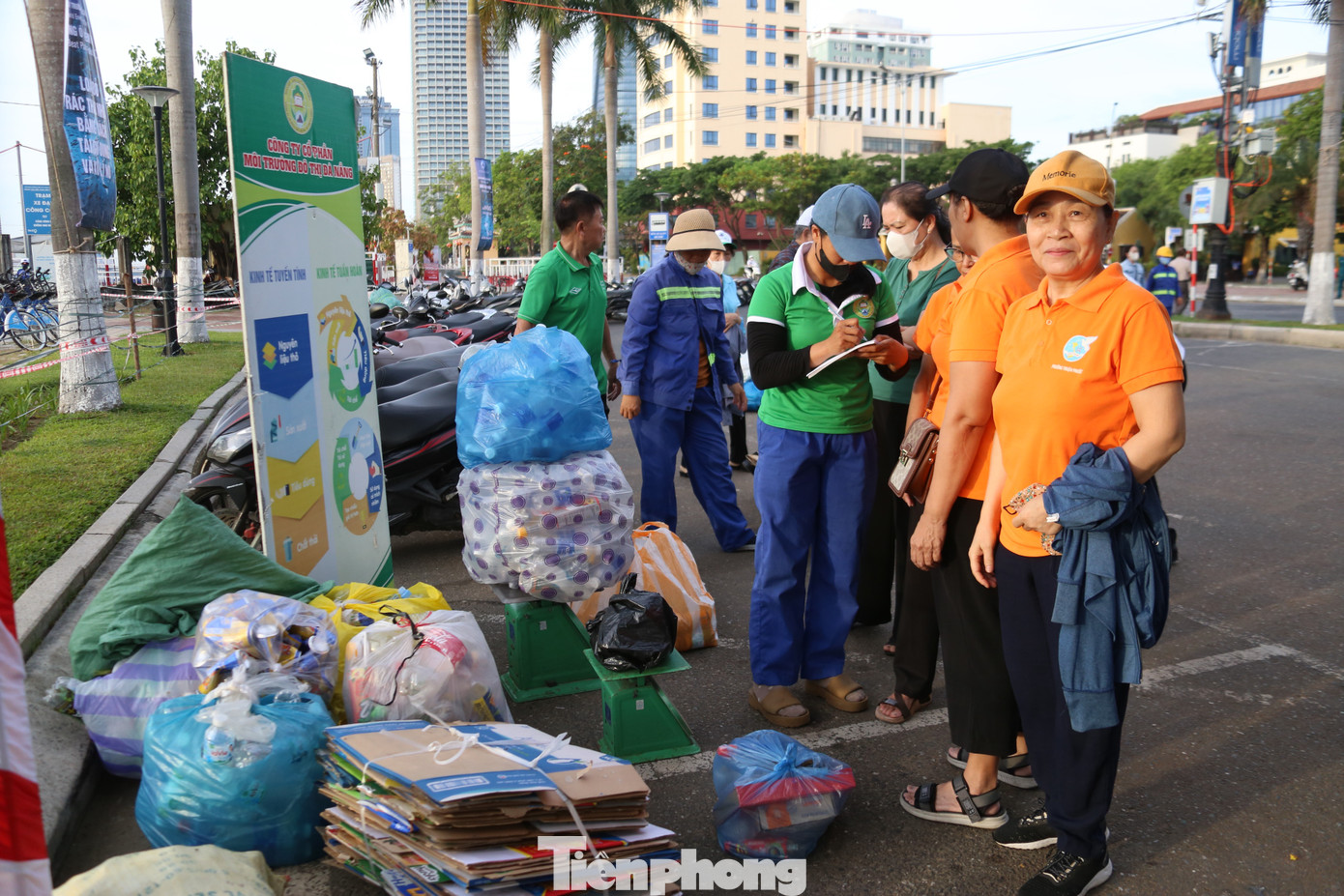 Không khí tại lễ phát động diễn ra sôi nổi, quyết liệt nhưng vẫn đậm tinh thần kết nối cộng đồng. Các hoạt động như thu gom rác tái chế, túi nilon khó phân hủy và ra quân tổng dọn vệ sinh môi trường đã được triển khai tại quận Hải Châu, thể hiện sự chuyển hóa thông điệp thành hành động cụ thể, thiết thực ngay từ những bước đầu.