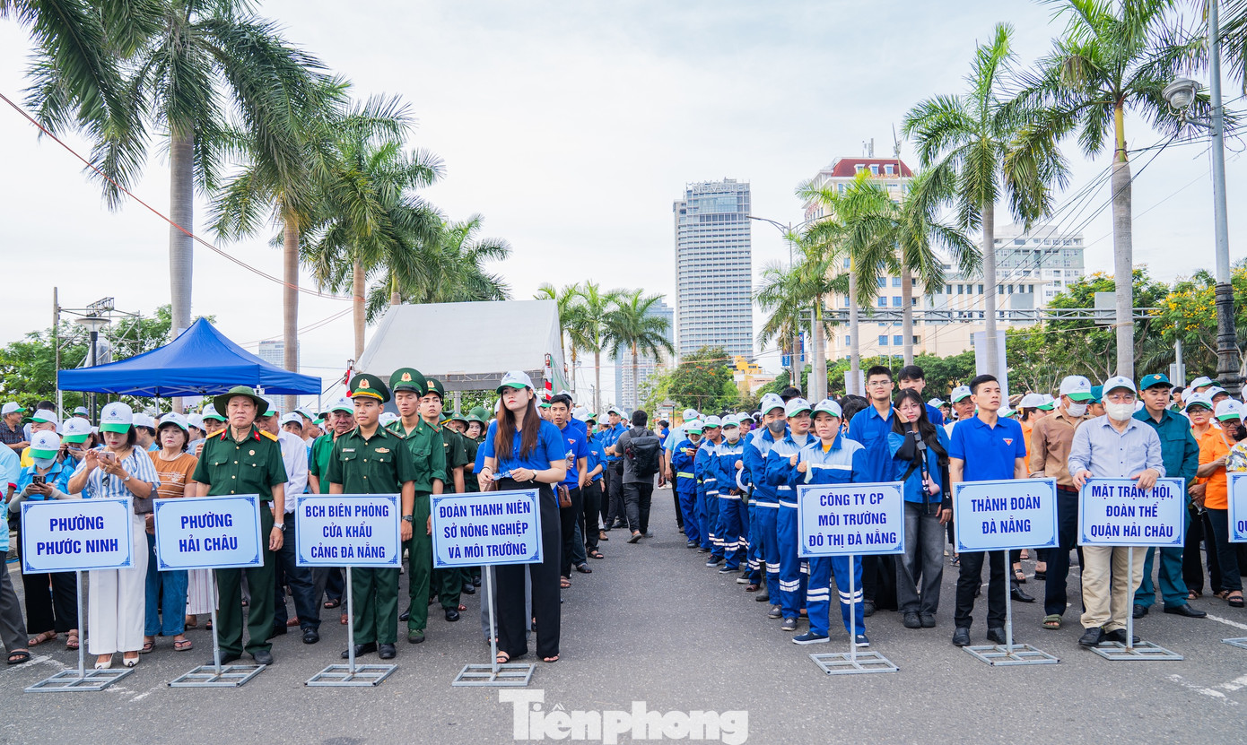 “Những thách thức trong công tác môi trường hiện nay đòi hỏi không chỉ sự vào cuộc quyết liệt của chính quyền mà còn cần sự chung tay thực sự của mỗi tổ chức, mỗi người dân. Từ việc sử dụng tiết kiệm tài nguyên, từ chối sản phẩm nhựa dùng một lần, tham gia giao thông thân thiện với môi trường cho đến trồng cây xanh, giữ gìn cảnh quan sống, tất cả đều là những hành động nhỏ nhưng mang ý nghĩa lớn”, ông Nam nhấn mạnh.