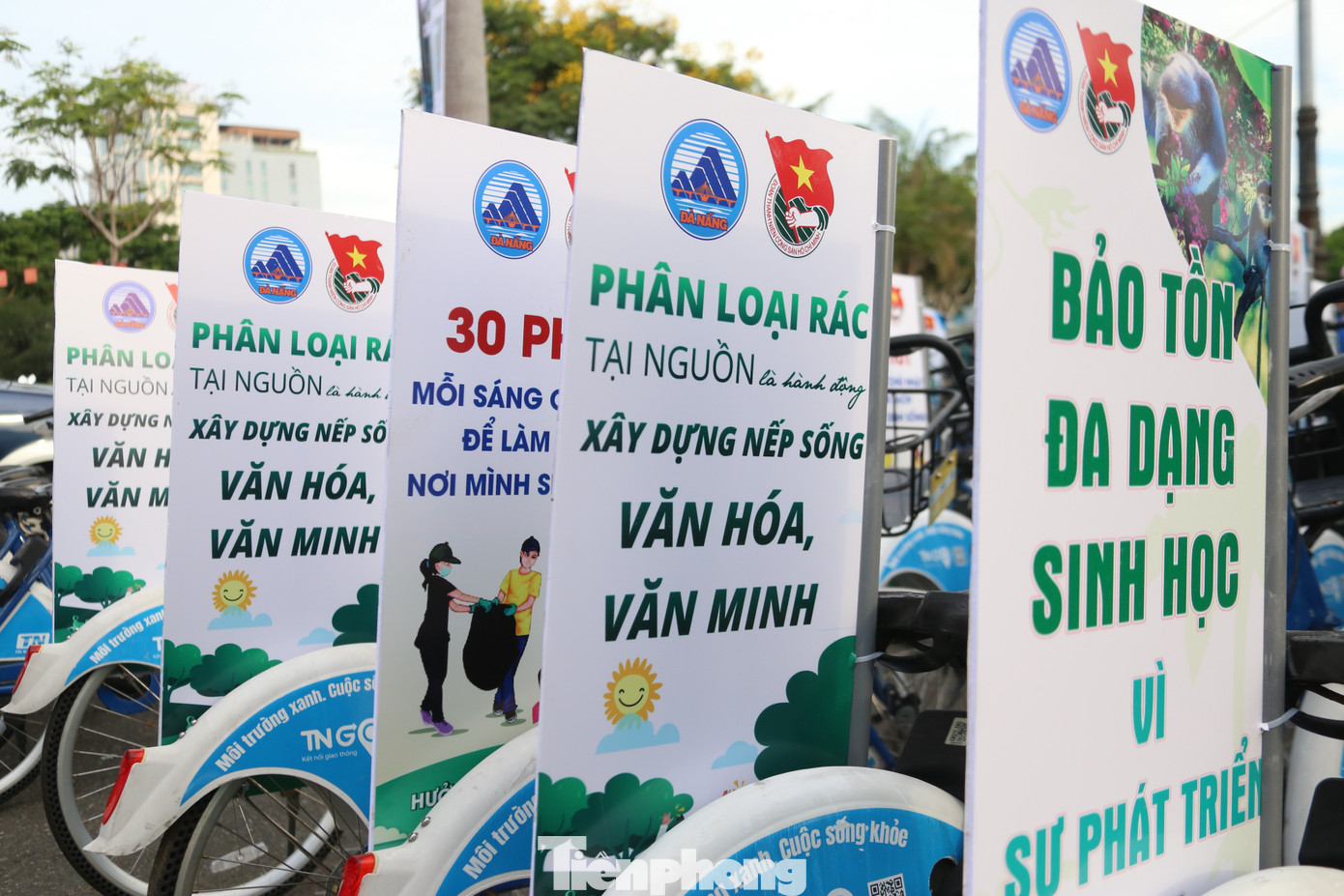 Đông đảo bạn trẻ tham gia diễu hành bằng xe đạp để tuyên truyền bảo vệ môi trường.