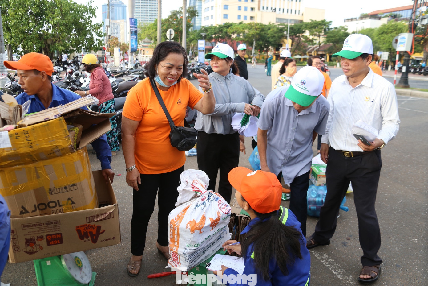 Không khí tại lễ phát động diễn ra sôi nổi, quyết liệt nhưng vẫn đậm tinh thần kết nối cộng đồng. Các hoạt động như thu gom rác tái chế, túi nilon khó phân hủy và ra quân tổng dọn vệ sinh môi trường đã được triển khai tại quận Hải Châu, thể hiện sự chuyển hóa thông điệp thành hành động cụ thể, thiết thực ngay từ những bước đầu.