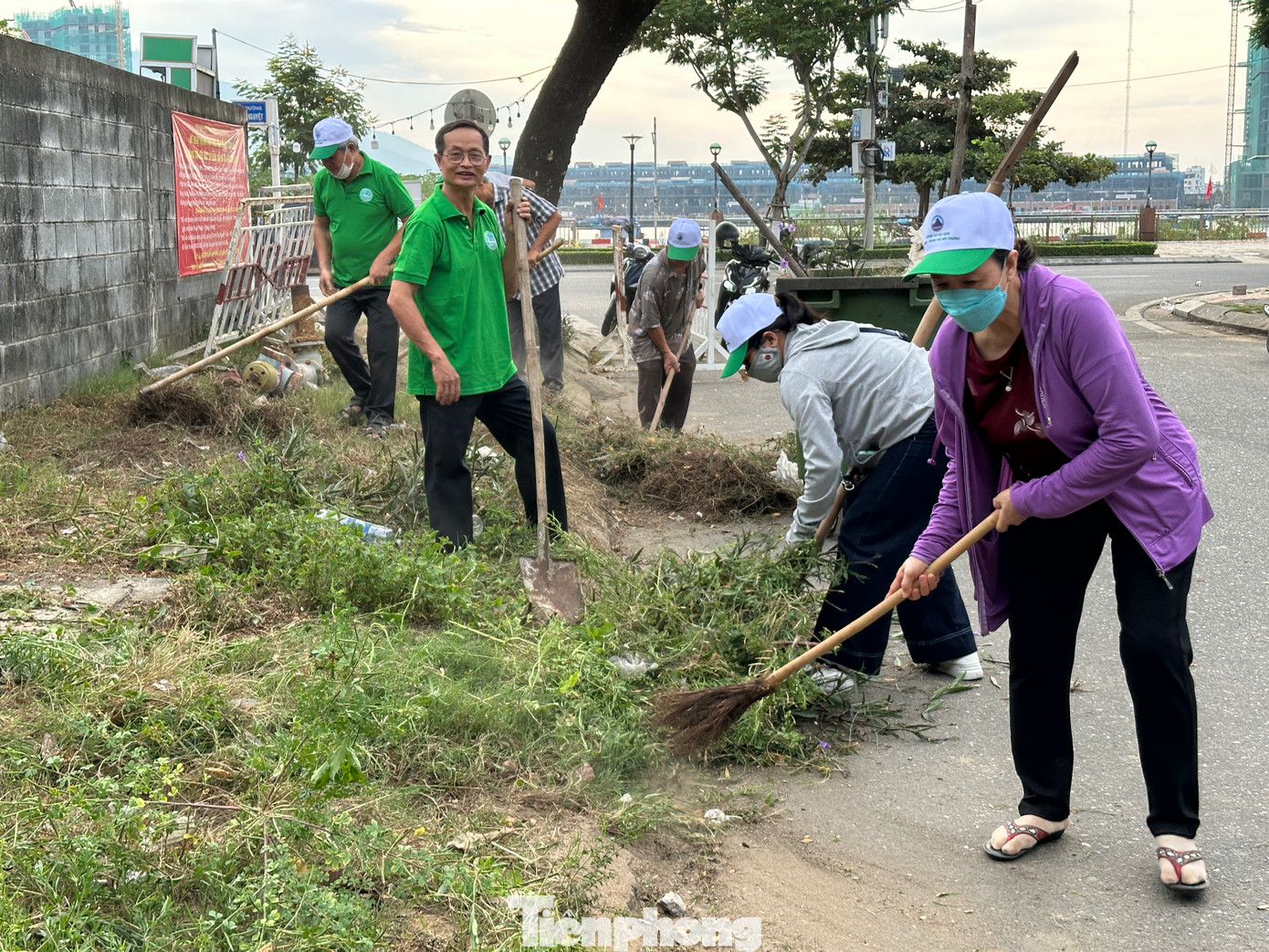 Theo kế hoạch của UBND thành phố Đà Nẵng, trong suốt tháng 6/2025, hơn 45 hoạt động lớn nhỏ sẽ được tổ chức đồng bộ trên toàn địa bàn. Các nội dung triển khai bao gồm: phân loại rác thải sinh hoạt, kiểm soát rác thải nhựa, tổng vệ sinh các khu vực ô nhiễm, chiến dịch khơi thông cống rãnh, kiểm tra hoạt động khai thác khoáng sản và xử lý các hành vi vi phạm trong lĩnh vực tài nguyên, môi trường.