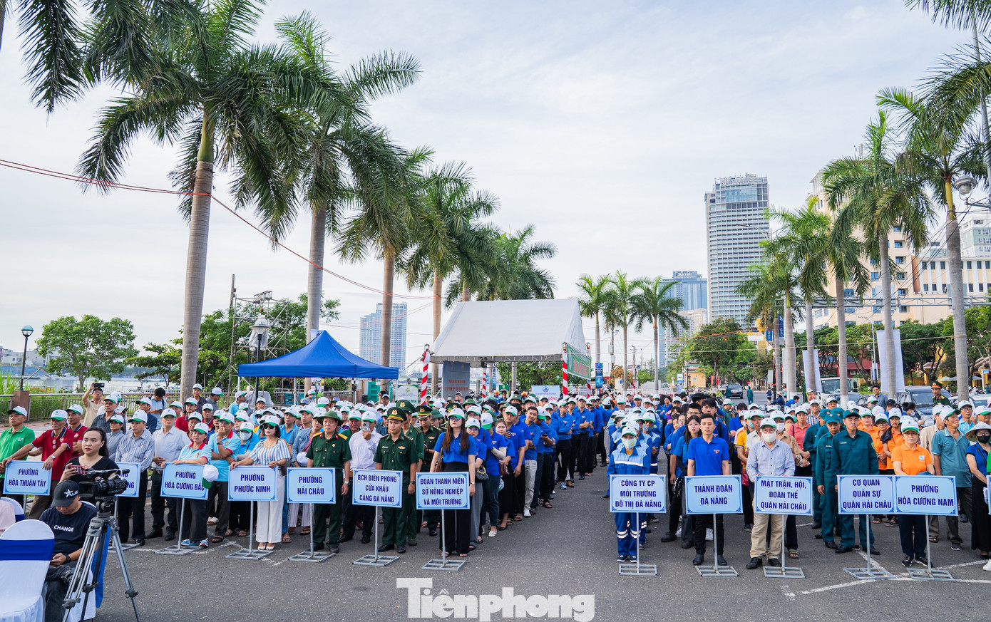 Sự kiện thu hút sự tham gia của hơn 600 đại biểu từ các sở, ngành, đoàn thể, lực lượng vũ trang, doanh nghiệp và đông đảo người dân trên địa bàn. Đây là hoạt động điểm nhấn, thể hiện rõ cam kết của Đà Nẵng trong hành trình xây dựng thành phố môi trường giai đoạn 2021-2030. Ảnh: Duy Quốc.