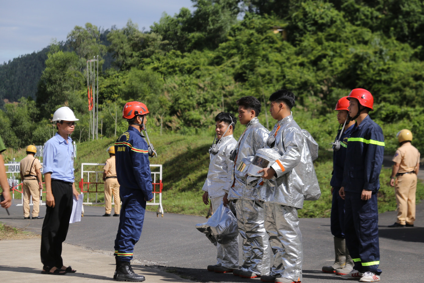 "Sự chuẩn bị của Sở Khoa học và Công nghệ thành phố Đà Nẵng cùng lực lượng cán bộ Trung tâm chiếu xạ rất tốt. Về kịch bản, phương tiện, trang thiết bị, con người cũng như các tình huống diễn tập xảy ra phù hợp với một cơ sở chiếu xạ công nghiệp như hiện nay", ông Khải cho biết.