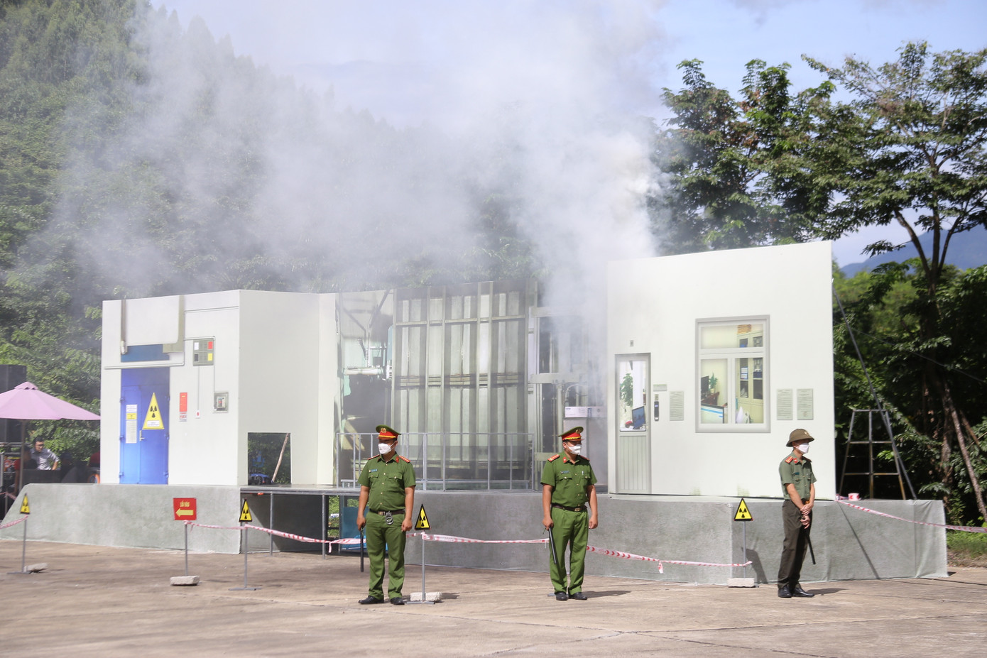 Kịch bản diễn tập lần này ứng với tình huống "mất an ninh nguồn phóng xạ nhóm A". Tình huống diễn ra lúc 8h30, tại khu vực chiếu xạ đang tiến hành chiếu xạ các thùng hàng chứa sản phẩm đông dược, một thanh nguồn Co-60 bị móc vào thùng hàng, đi theo dây chuyền ra khỏi khu vực buồng chiếu.