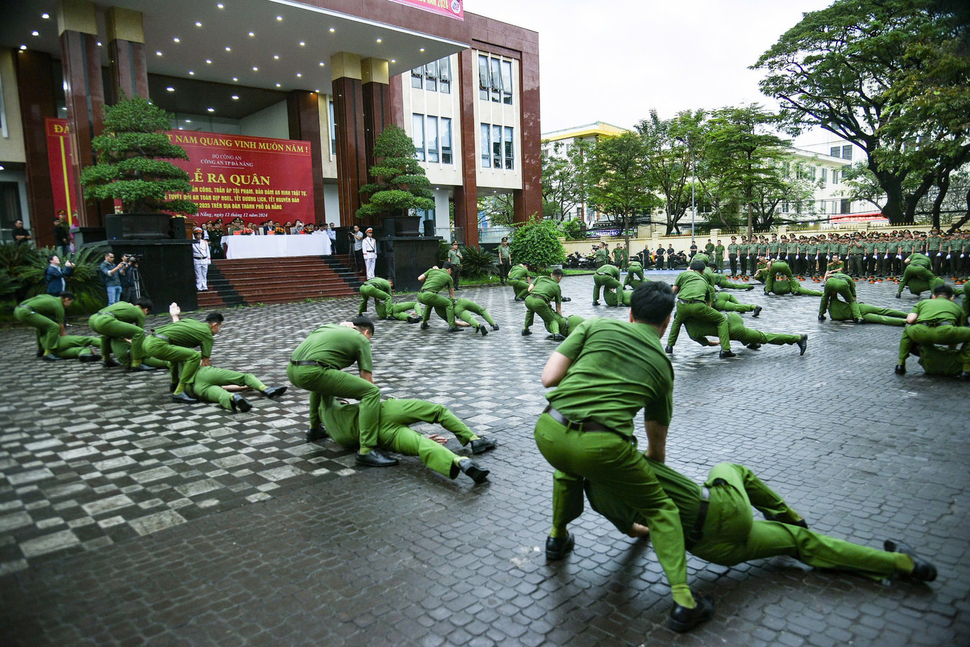 Phấn đấu không để xảy ra tình trạng người dân sử dụng pháo trái phép, không để xảy ra các vụ tai nạn, gây mất an ninh trật tự về pháo nổ trên địa bàn, giải quyết triệt để tình trạng các nhóm thanh thiếu niên đua xe, sử dụng hung khí để đánh nhau, gây rối trật tự công cộng, càn quấy trên đường phố… Phấn đấu không để xảy ra tình trạng người dân sử dụng pháo trái phép, không để xảy ra các vụ tai nạn, gây mất an ninh trật tự về pháo nổ trên địa bàn, giải quyết triệt để tình trạng các nhóm thanh thiếu niên đua xe, sử dụng hung khí để đánh nhau, gây rối trật tự công cộng, càn quấy trên đường phố…
