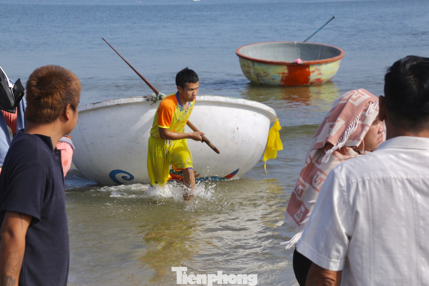 Anh Nguyễn Văn Ánh (phường Xuân Hà), người về nhất tại phần thi ngoáy thúng, chia sẻ: “Năm nay được sự cổ vũ nhiệt tình mọi người, tôi và đồng đội dù mệt nhưng vẫn cố gắng giành về giải nhất, nhì cho phường mình”.