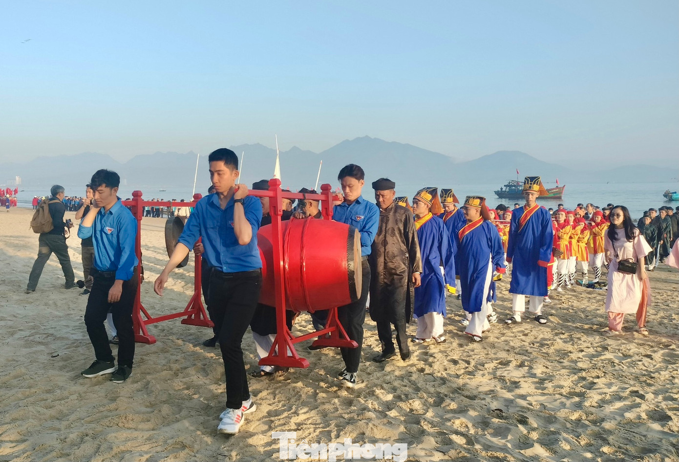 Lễ rước Nghinh thần diễn ra trên biển được đông đảo ngư dân tham gia.