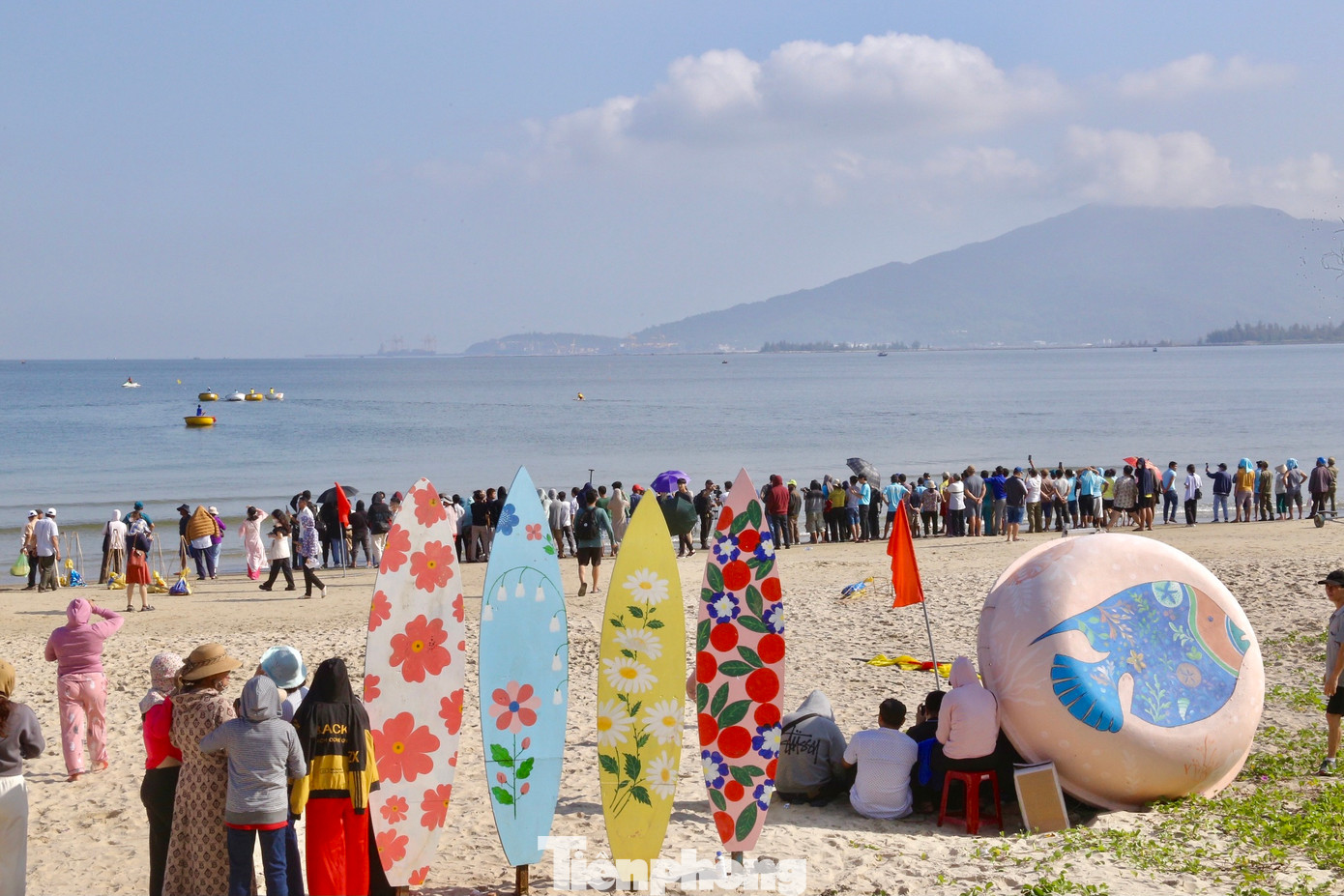 Bên cạnh đó, nhiều hoạt động văn hóa, văn nghệ, thể dục thể thao, trò chơi dân gian, các gian hàng trưng bày giới thiệu đặc trưng sản phẩm của vùng biển…