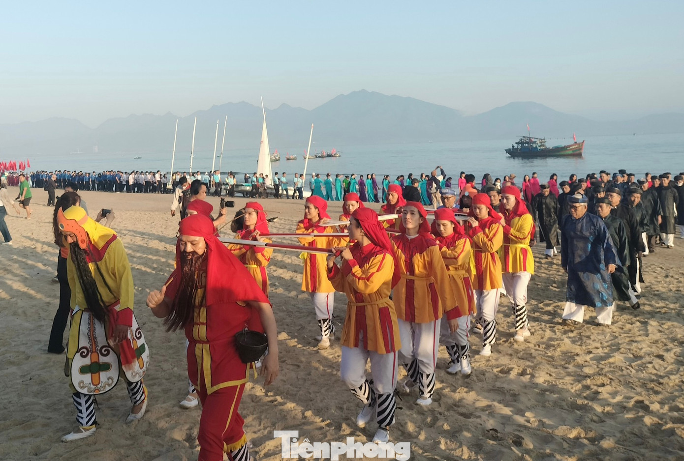 Lễ rước Nghinh thần diễn ra trên biển được đông đảo ngư dân tham gia.