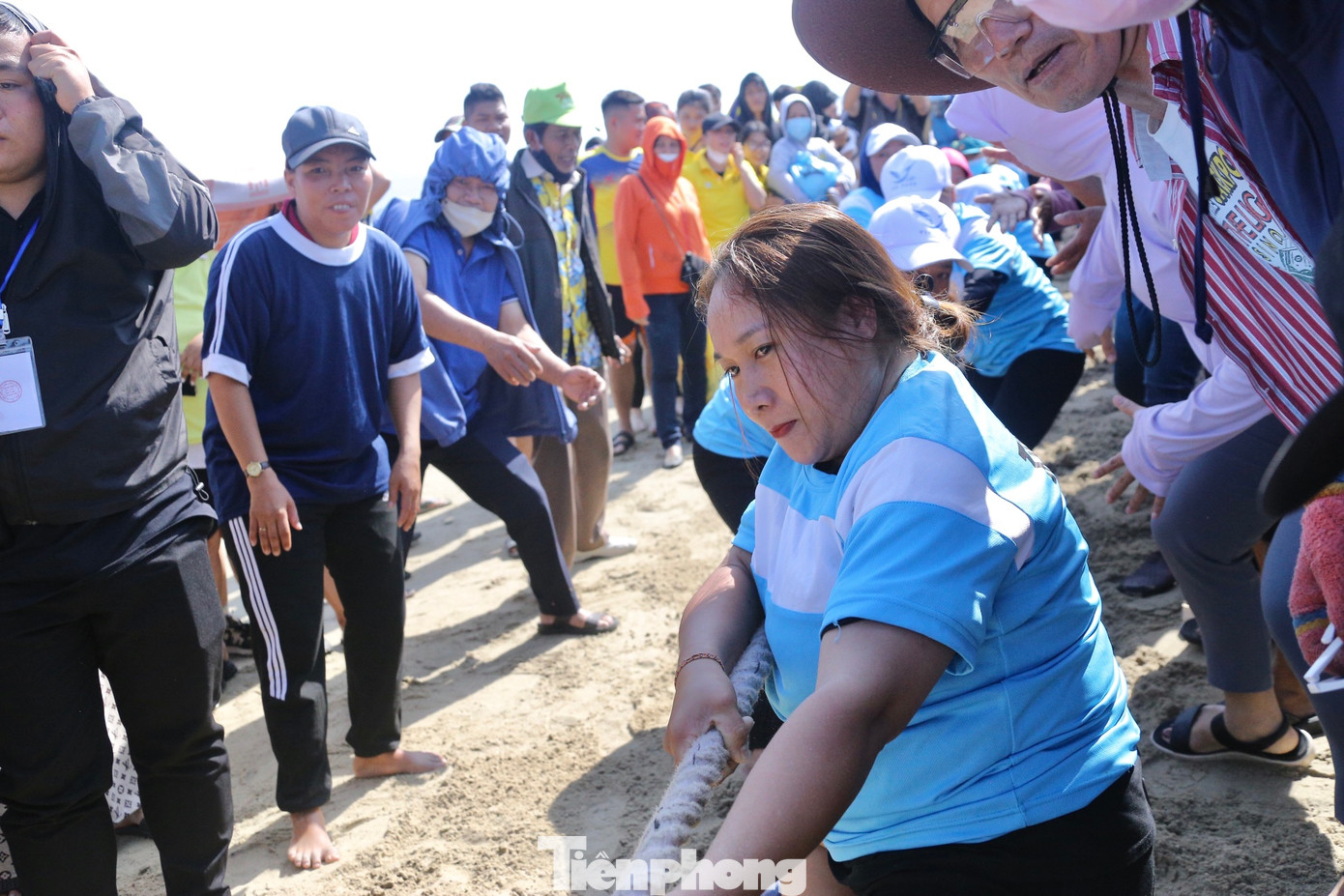 Phần thi kéo co diễn ra sôi nổi trong sự hưởng ứng và cổ vũ nhiệt tình của đông đảo mọi người.