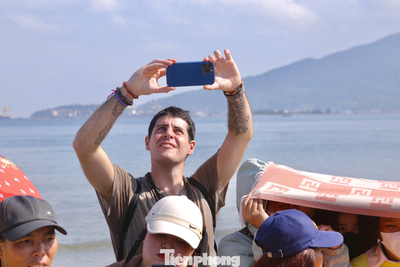 Nhiều du khách nước ngoài thích thú với lễ hội.