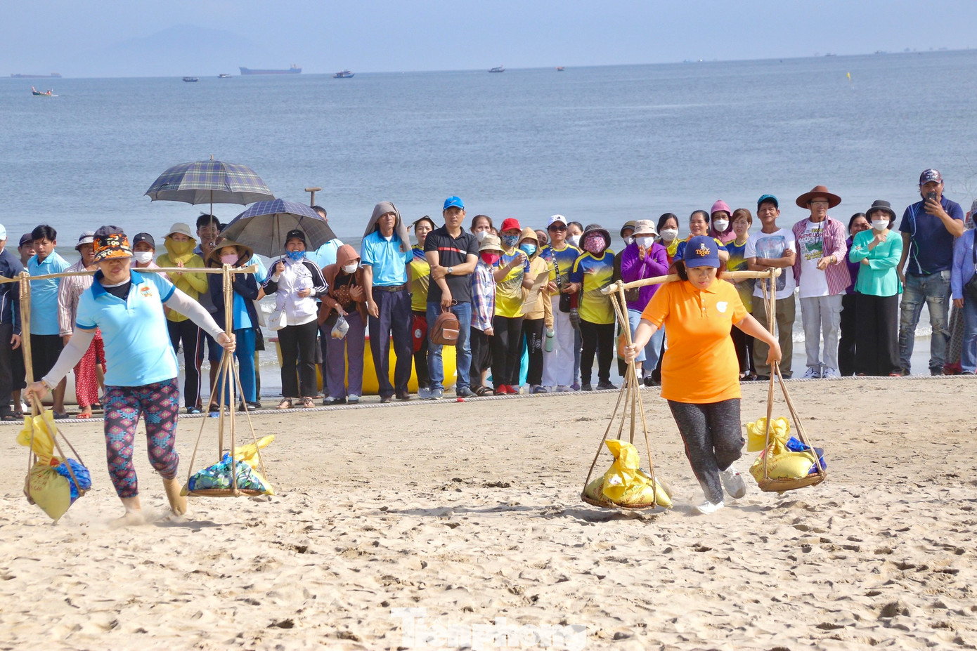 Khán giả đội nắng hào hứng xem ngư dân thi tài.