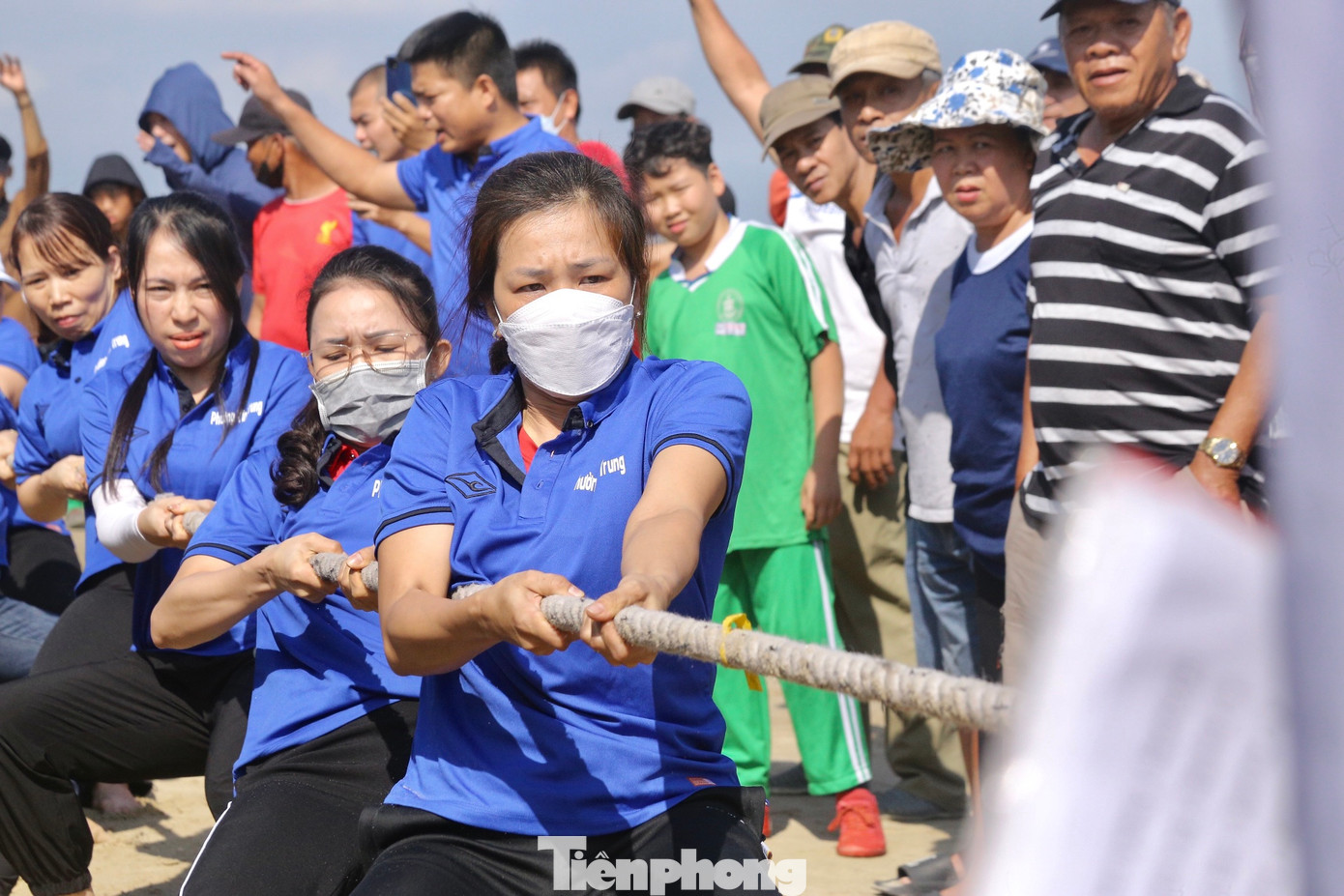 Phần thi kéo co diễn ra sôi nổi trong sự hưởng ứng và cổ vũ nhiệt tình của đông đảo mọi người.