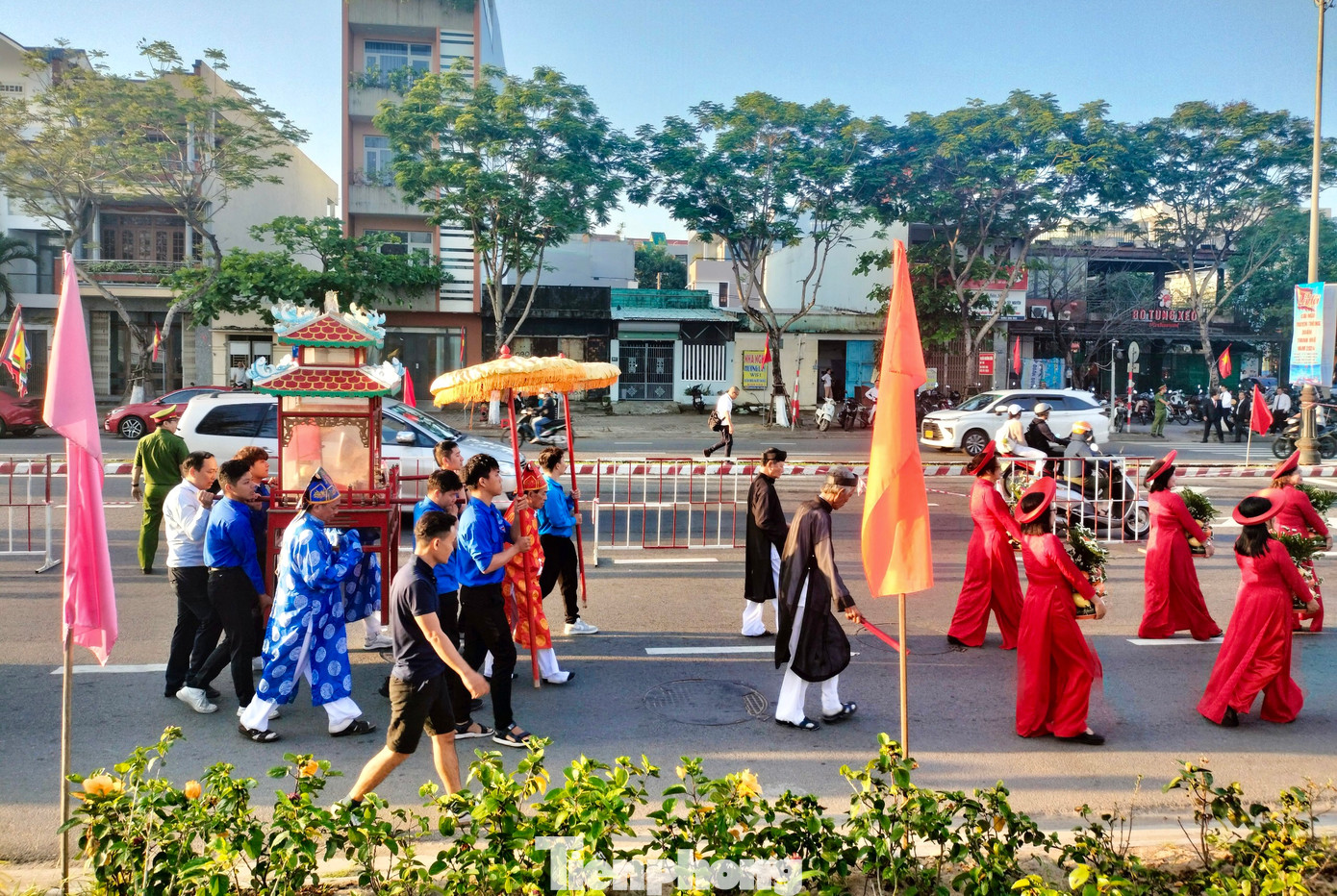 Ông Nguyễn Hữu Công – Phó Chủ tịch UBND quận Thanh Khê cho biết lễ hội cầu ngư quận Thanh Khê được trao truyền qua các thế hệ, đã tiếp nhận tâm lý, đời sống sinh hoạt, tư tưởng văn hóa, nghệ thuật dân gian, tạo thành bản sắc riêng của đời sống tinh thần người dân Thanh Khê.