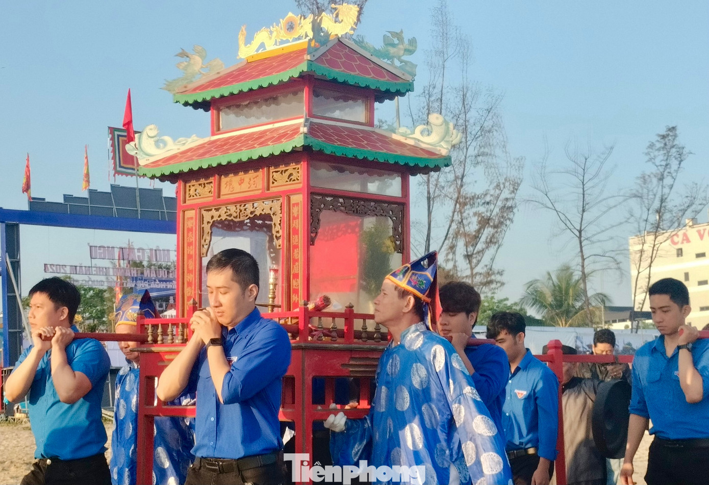 Lễ rước Nghinh thần diễn ra trên biển được đông đảo ngư dân tham gia.