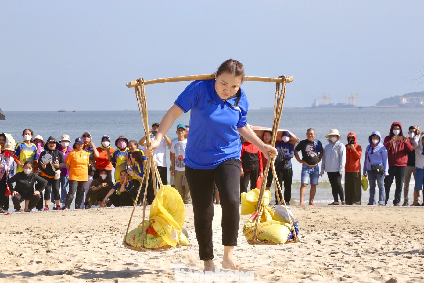 Khán giả đội nắng hào hứng xem ngư dân thi tài.