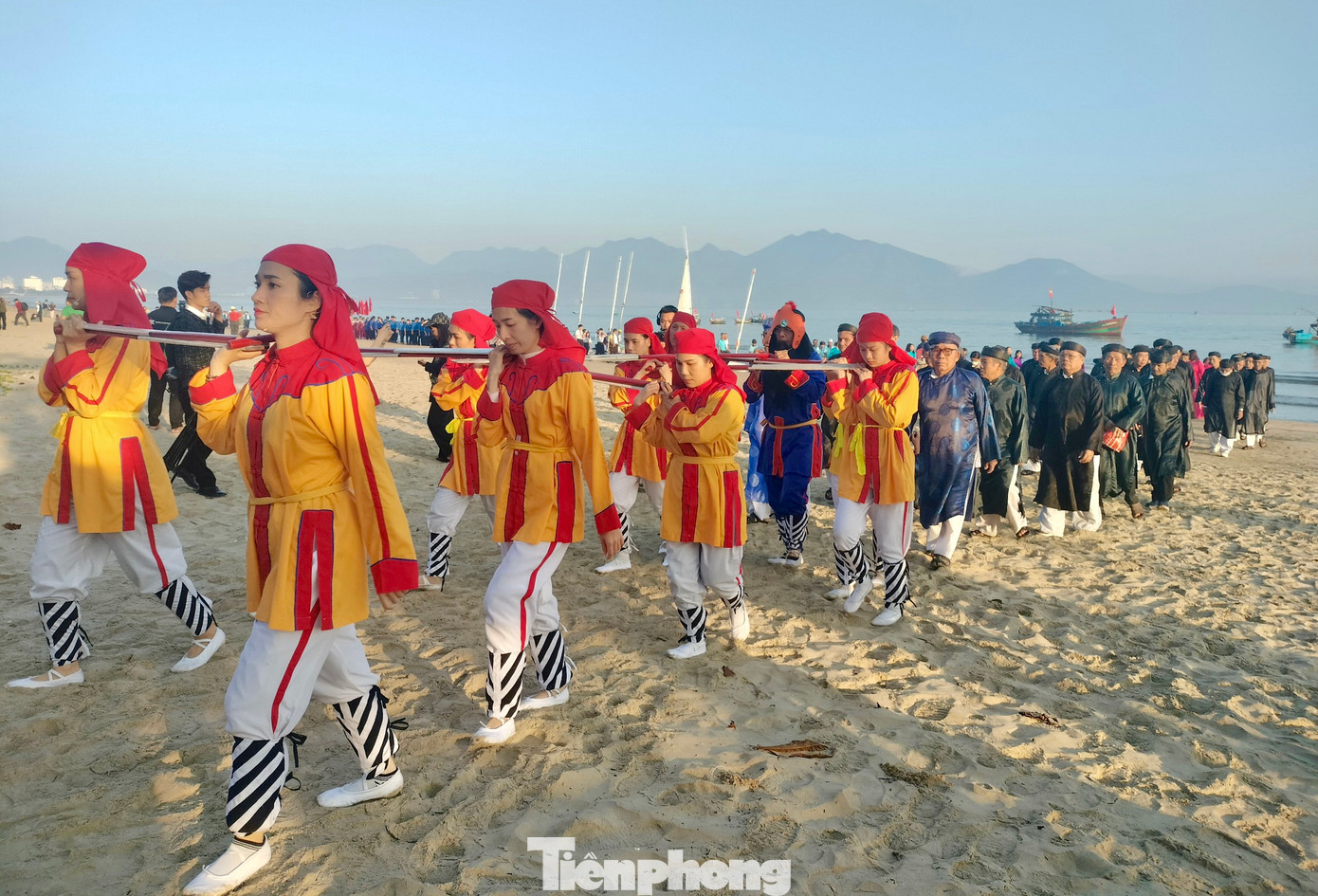 Lễ rước Nghinh thần diễn ra trên biển được đông đảo ngư dân tham gia.