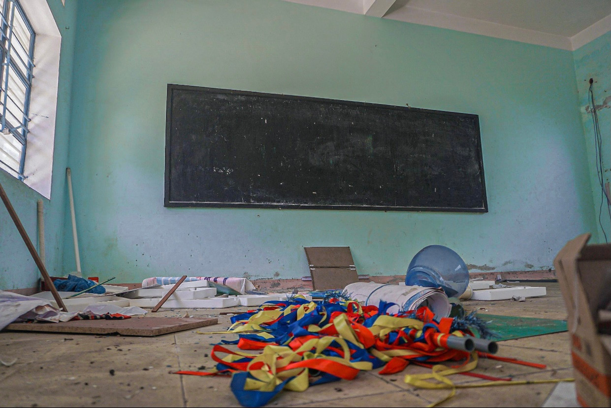 Bên trong phòng học nhiều vật dụng ngổn ngang, hư hỏng nằm la liệt khắp nơi. Bên trong phòng học nhiều vật dụng ngổn ngang, hư hỏng nằm la liệt khắp nơi.