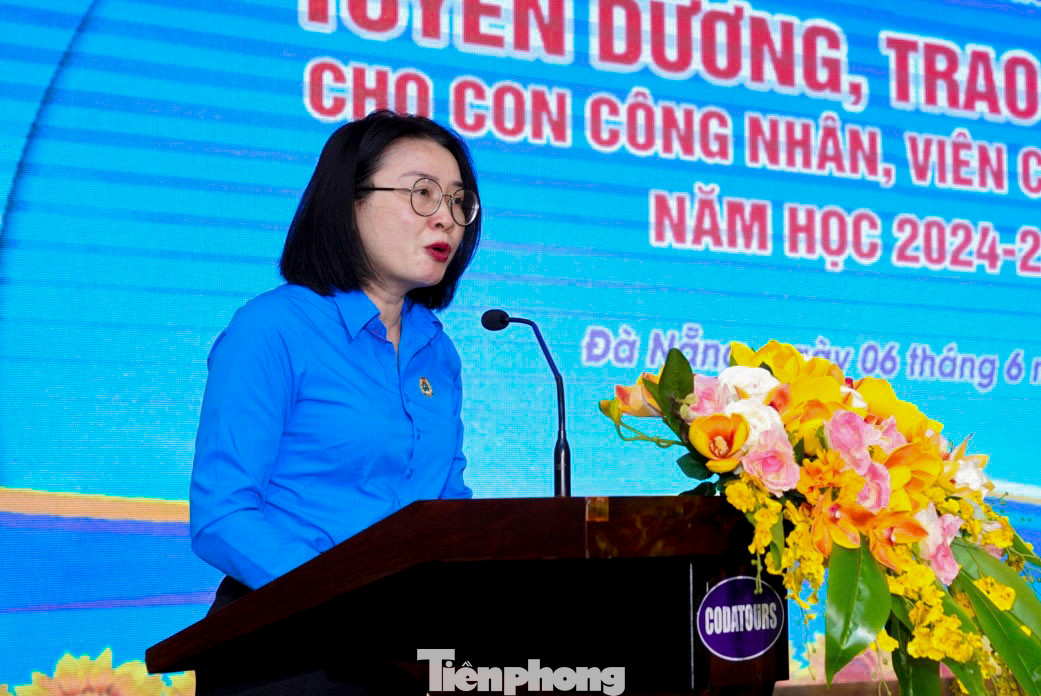 Bà Phan Thị Thúy Linh - Chủ tịch Liên đoàn Lao động TP. Đà Nẵng phát biểu tại buổi lễ. Bà Phan Thị Thúy Linh - Chủ tịch Liên đoàn Lao động TP. Đà Nẵng phát biểu tại buổi lễ.
