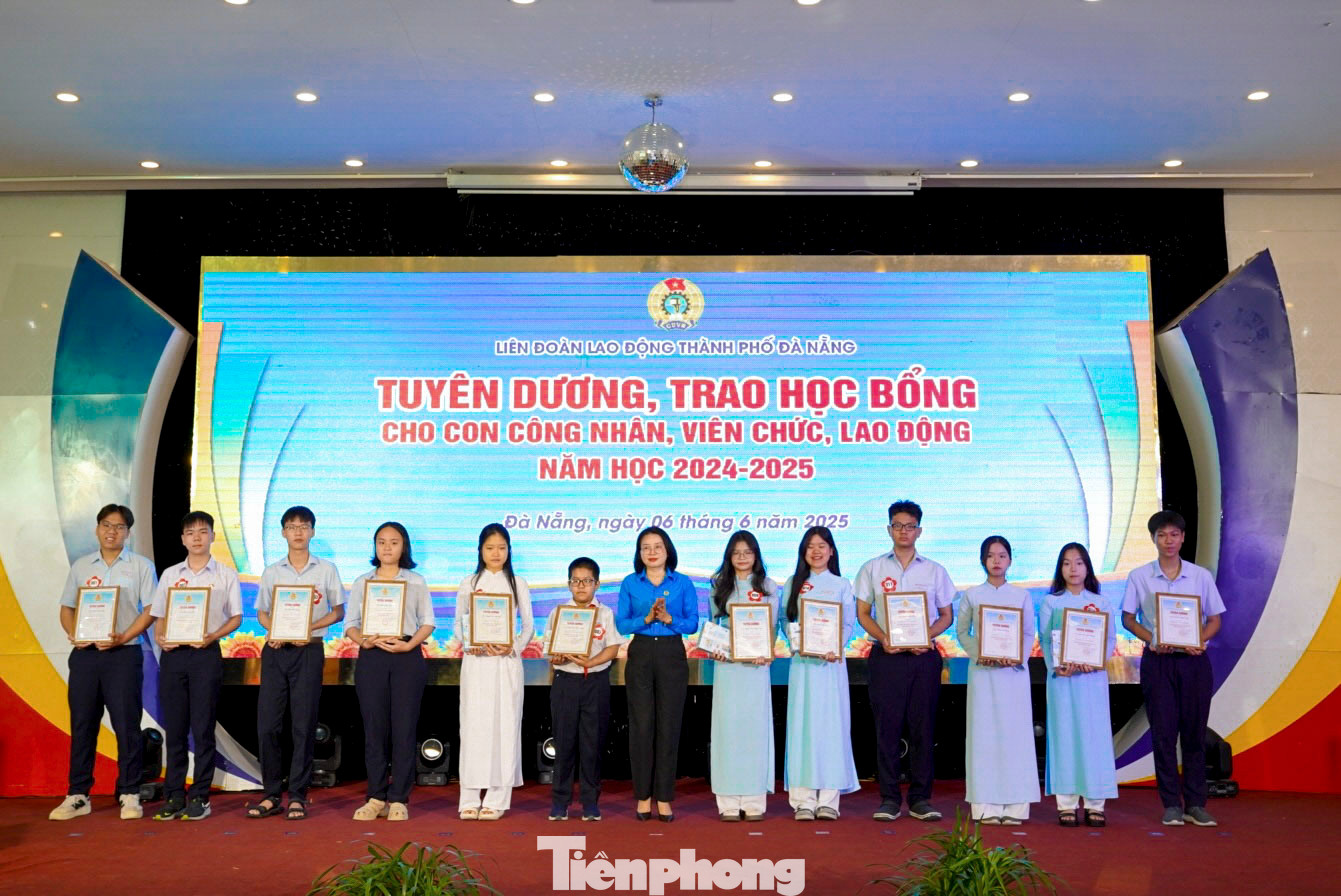 Các em học sinh có thành tích xuất sắc được tuyên dương, khen thưởng. Các em học sinh có thành tích xuất sắc được tuyên dương, khen thưởng.