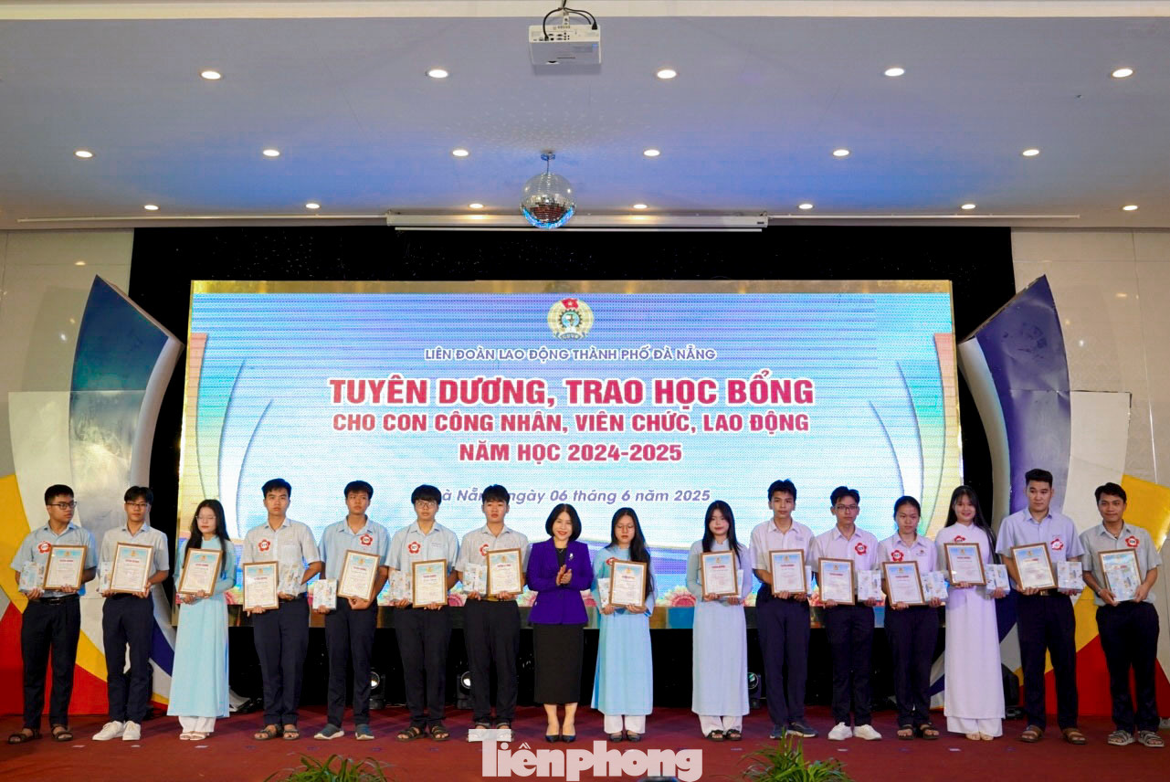Các em học sinh có thành tích xuất sắc được tuyên dương, khen thưởng. Các em học sinh có thành tích xuất sắc được tuyên dương, khen thưởng.