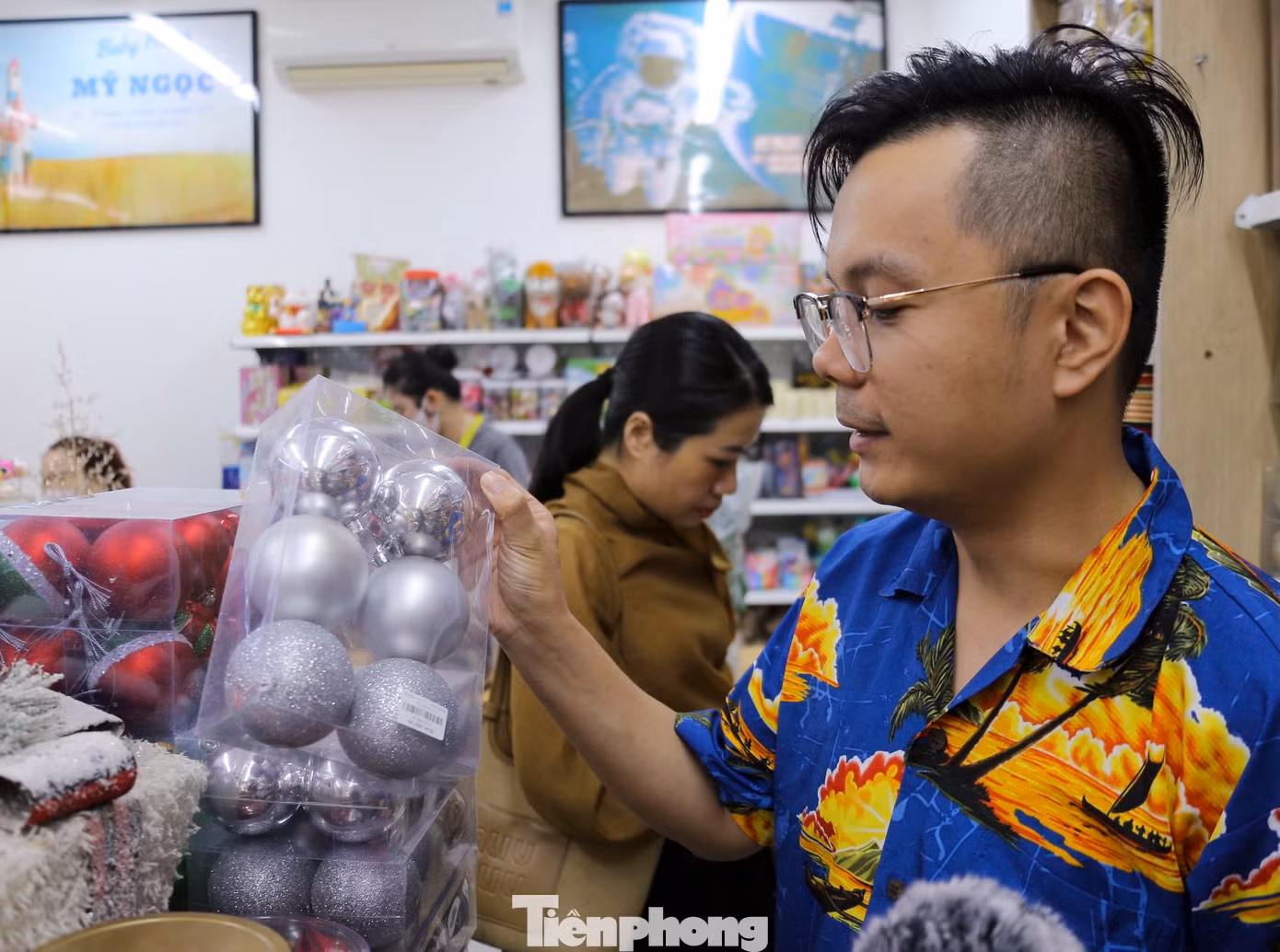 Anh Nguyễn Hoàng Phúc - nhân viên bán hàng trang trí Giáng sinh trên đường Hùng Vương - cho biết: Hàng hóa năm nay phong phú, đa dạng chủng loại, màu sắc, chất liệu, có nhiều chương trình khuyến mãi, giảm giá từ 10% đến 20% nhằm kích cầu người tiêu dùng, thế nhưng vẫn ít người hỏi mua. Anh Nguyễn Hoàng Phúc - nhân viên bán hàng trang trí Giáng sinh trên đường Hùng Vương - cho biết: Hàng hóa năm nay phong phú, đa dạng chủng loại, màu sắc, chất liệu, có nhiều chương trình khuyến mãi, giảm giá từ 10% đến 20% nhằm kích cầu người tiêu dùng, thế nhưng vẫn ít người hỏi mua.