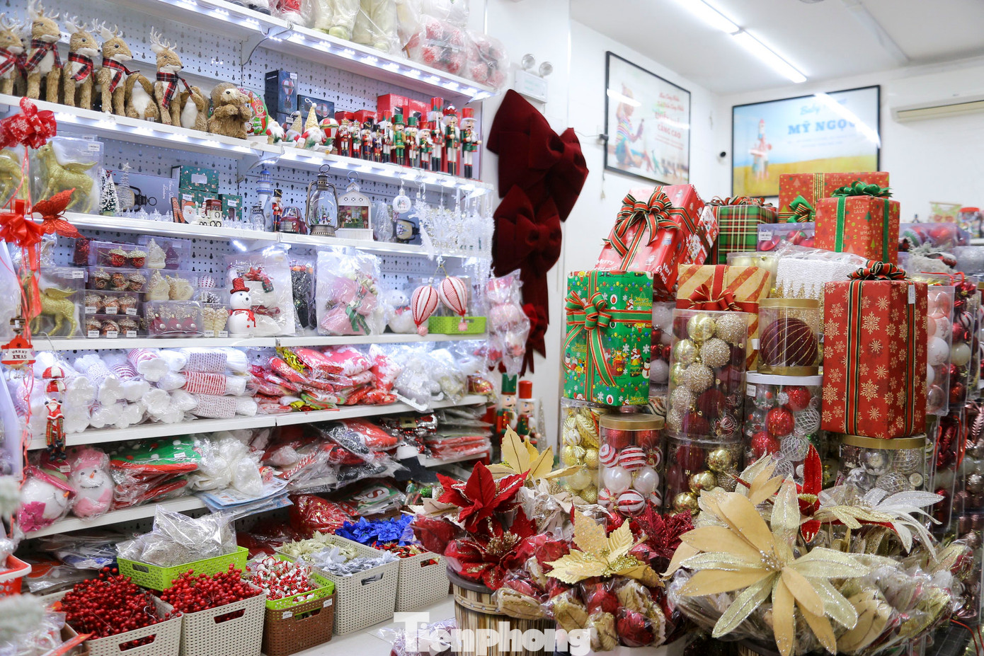 Năm nay, các mặt hàng trang trí lớn như cây thông Noel hay tượng ông già Noel không nhận được nhiều sự quan tâm từ khách hàng. Thay vào đó, các sản phẩm nhỏ gọn như quả châu, dây kim tuyến, nơ, giấy màu và quà lưu niệm nhỏ, với mức giá dao động từ 30.000 đến gần 200.000 đồng, lại được ưa chuộng hơn.