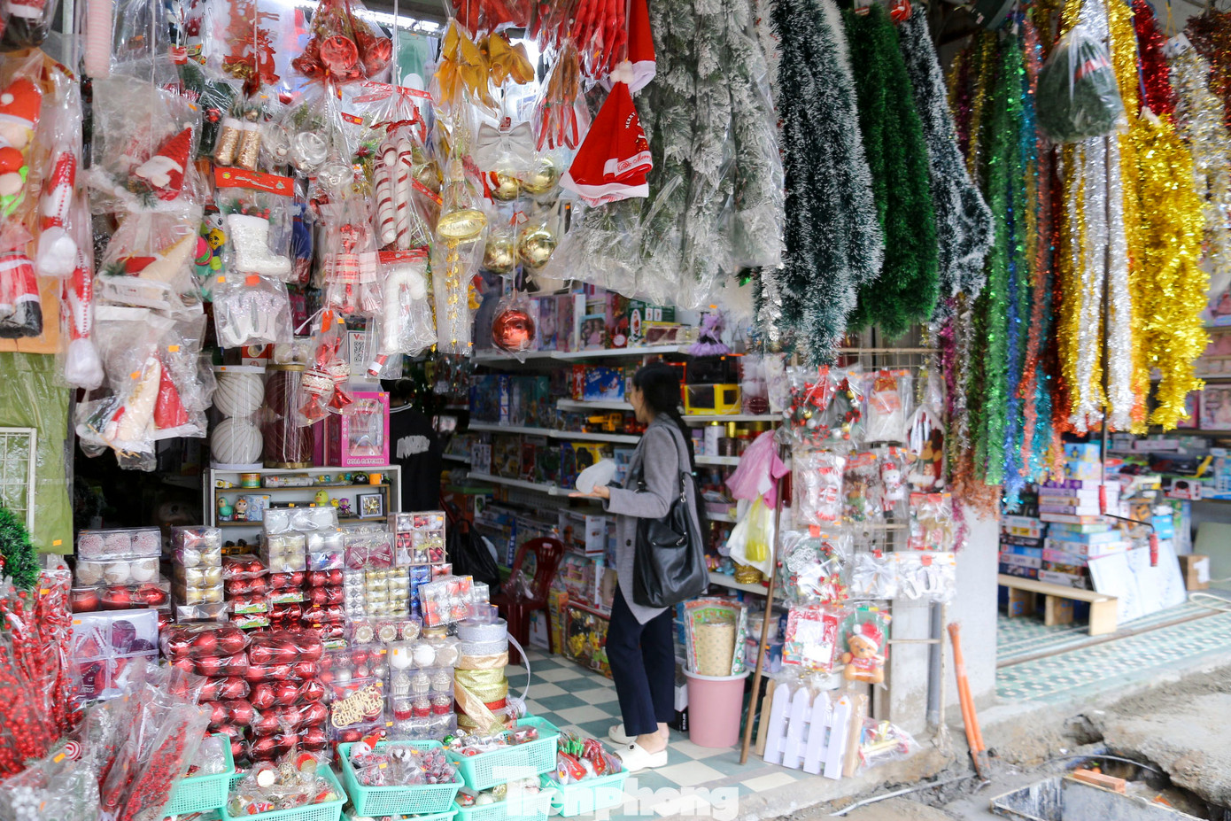 Theo ghi nhận, ngay từ đầu tháng 12, trên các tuyến đường chuyên bán đồ trang trí lễ Giáng sinh như Hùng Vương, Lê Duẩn, Điện Biên Phủ, Trưng Nữ Vương, Phan Châu Trinh... thành phố Đà Nẵng đã ngập tràn sắc đỏ, chuẩn bị cho mùa Noel đang đến gần.