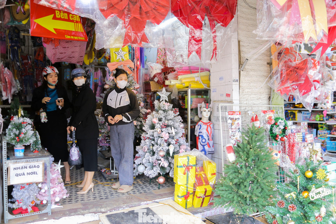 Khách hàng chỉ đến mua những món đồ nhỏ lẻ, giá rẻ.