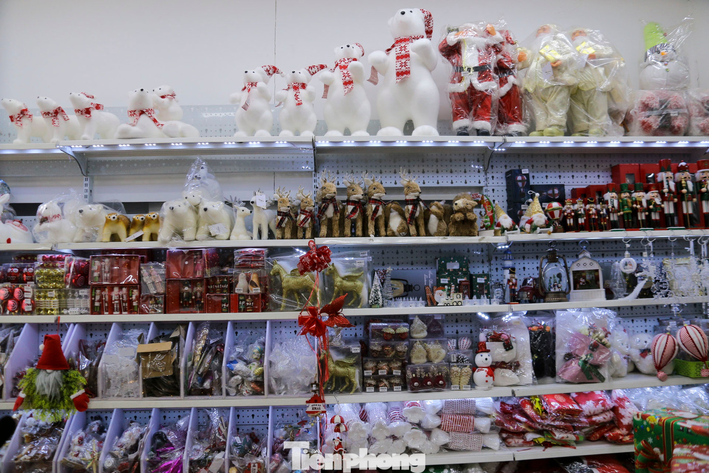 Năm nay, các mặt hàng trang trí lớn như cây thông Noel hay tượng ông già Noel không nhận được nhiều sự quan tâm từ khách hàng. Thay vào đó, các sản phẩm nhỏ gọn như quả châu, dây kim tuyến, nơ, giấy màu và quà lưu niệm nhỏ, với mức giá dao động từ 30.000 đến gần 200.000 đồng, lại được ưa chuộng hơn.