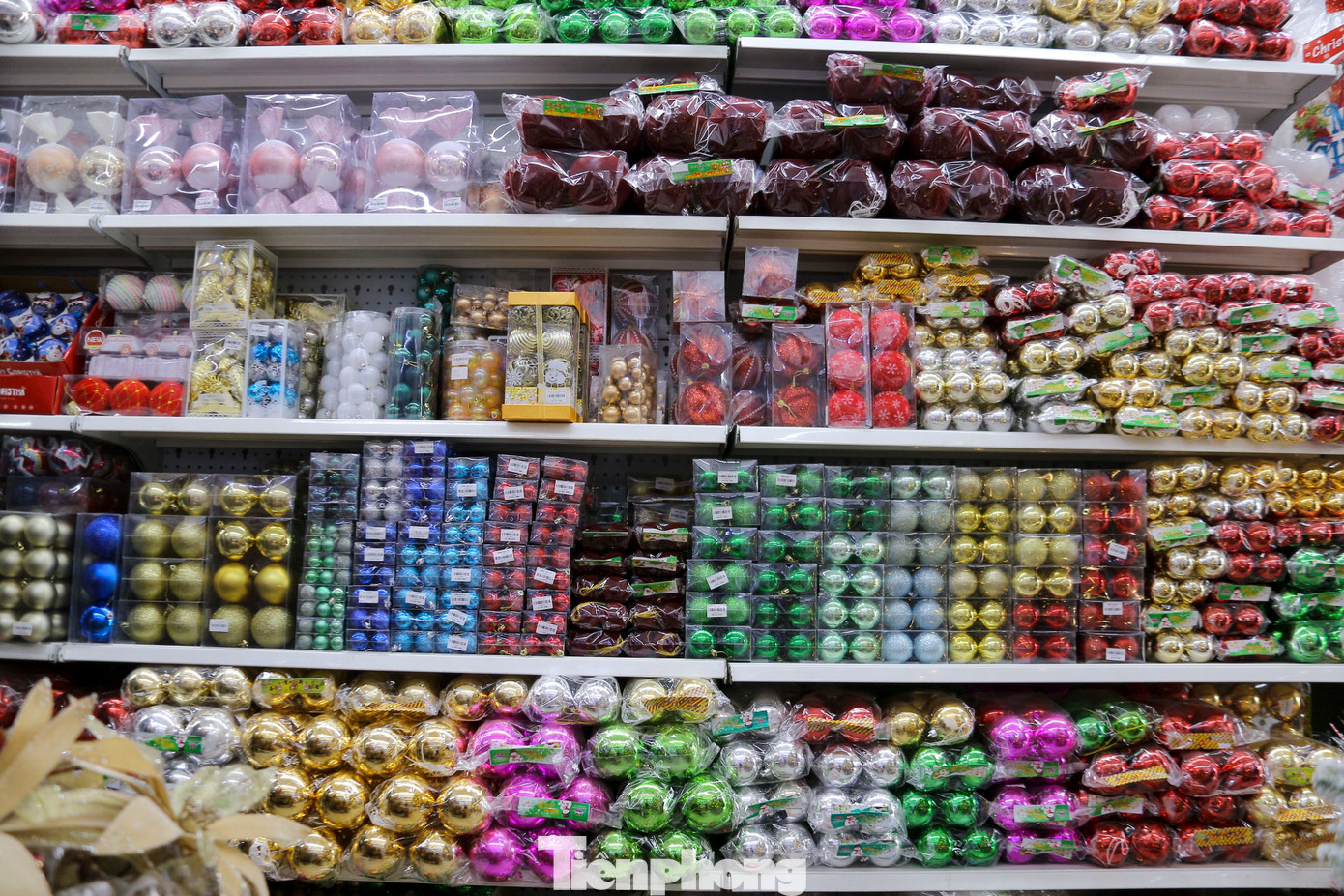 Năm nay, các mặt hàng trang trí lớn như cây thông Noel hay tượng ông già Noel không nhận được nhiều sự quan tâm từ khách hàng. Thay vào đó, các sản phẩm nhỏ gọn như quả châu, dây kim tuyến, nơ, giấy màu và quà lưu niệm nhỏ, với mức giá dao động từ 30.000 đến gần 200.000 đồng, lại được ưa chuộng hơn.