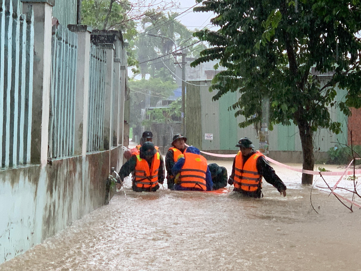Tuyến đường Mẹ Suốt vẫn đang ngập sâu. (Ảnh: Duy Quốc) Tuyến đường Mẹ Suốt vẫn đang ngập sâu. (Ảnh: Duy Quốc)