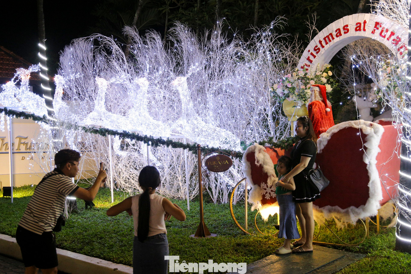 Anh Võ Văn Tân (trú quận Sơn Trà) cho biết: Chạy một vòng quanh đường phố đâu đâu cũng rực rỡ sắc màu và ngập tràn một bầu không khí thật ấm áp. Anh Võ Văn Tân (trú quận Sơn Trà) cho biết: Chạy một vòng quanh đường phố đâu đâu cũng rực rỡ sắc màu và ngập tràn một bầu không khí thật ấm áp.