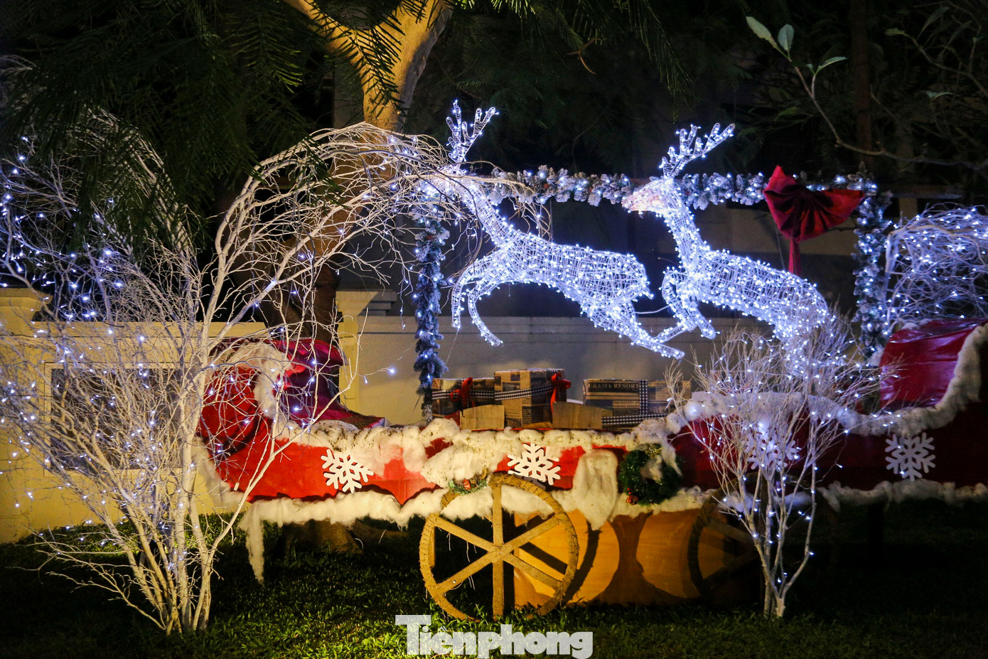 Các tuyến đường ở Đà Nẵng đều được trang trí tiểu cảnh, ánh đèn lung linh sắc màu. Các tuyến đường ở Đà Nẵng đều được trang trí tiểu cảnh, ánh đèn lung linh sắc màu.