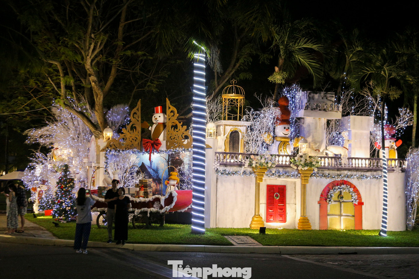 Nhiều người tranh thủ check-in Giáng sinh sớm. Nhiều người tranh thủ check-in Giáng sinh sớm.