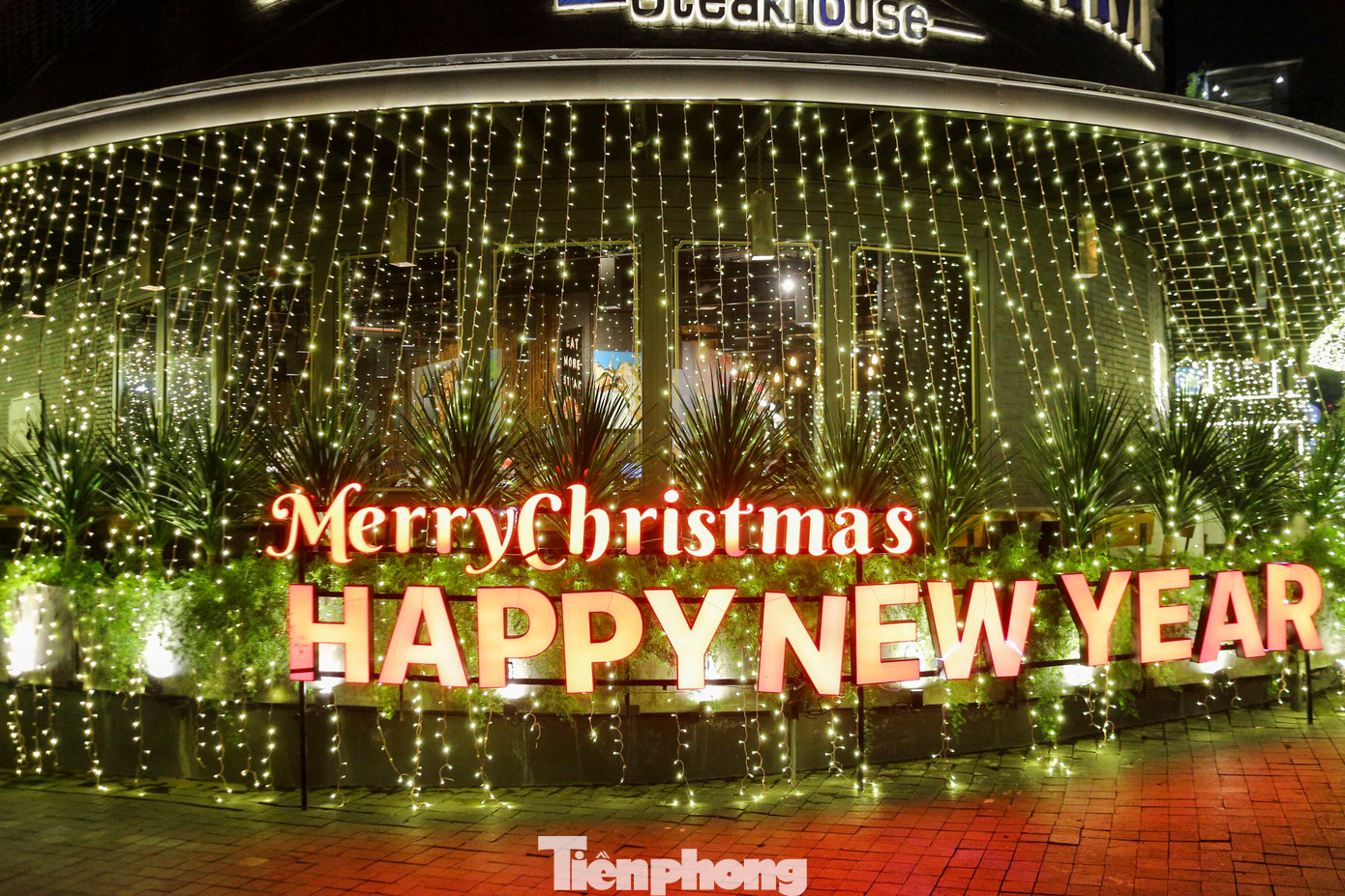 Các tòa nhà lớn, trung tâm thương mại cũng không kém phần nổi bật với những thiết kế trang trí bắt mắt, từ cây thông khổng lồ đến các tiểu cảnh Noel được đầu tư kỹ lưỡng. Các tòa nhà lớn, trung tâm thương mại cũng không kém phần nổi bật với những thiết kế trang trí bắt mắt, từ cây thông khổng lồ đến các tiểu cảnh Noel được đầu tư kỹ lưỡng.