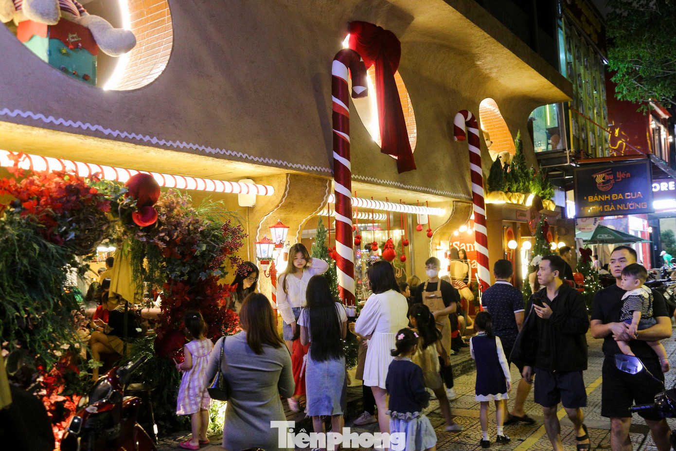 Quán cà phê, nhà hàng... đã trang trí không gian với nhiều tông màu rất đẹp mắt. Quán cà phê, nhà hàng... đã trang trí không gian với nhiều tông màu rất đẹp mắt.