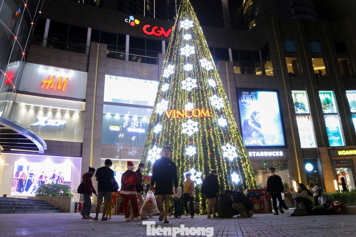 Các tòa nhà lớn, trung tâm thương mại cũng không kém phần nổi bật với những thiết kế trang trí bắt mắt, từ cây thông khổng lồ đến các tiểu cảnh Noel được đầu tư kỹ lưỡng. Các tòa nhà lớn, trung tâm thương mại cũng không kém phần nổi bật với những thiết kế trang trí bắt mắt, từ cây thông khổng lồ đến các tiểu cảnh Noel được đầu tư kỹ lưỡng.