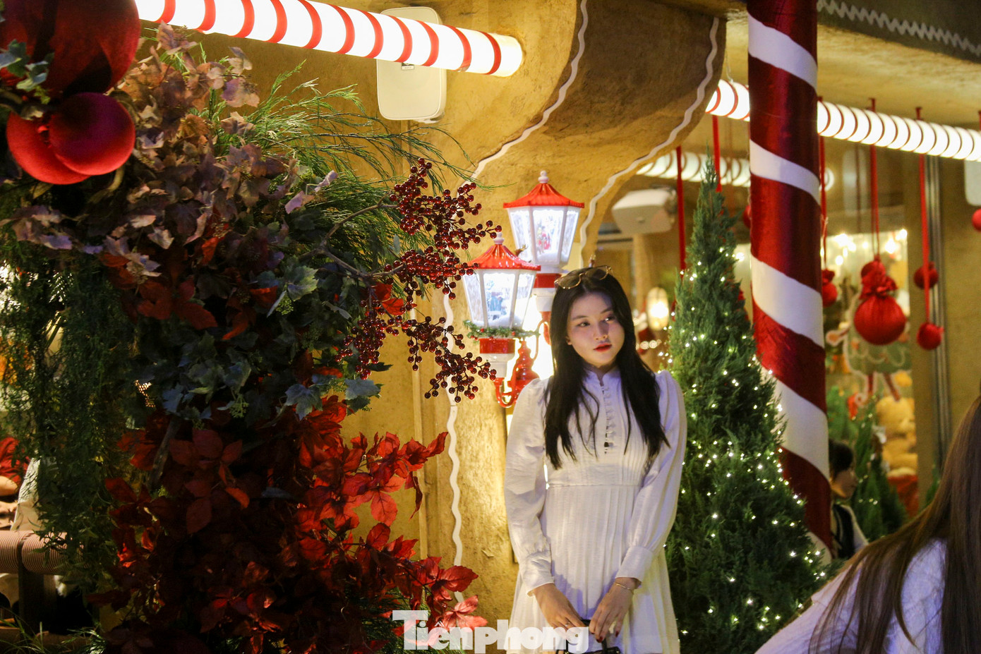 Nhiều người tranh thủ check-in Giáng sinh sớm. Nhiều người tranh thủ check-in Giáng sinh sớm.