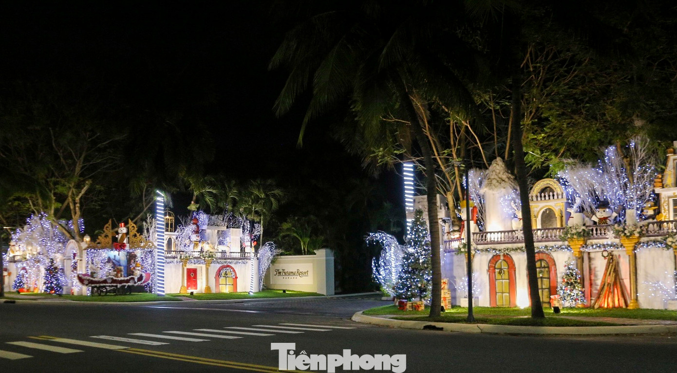 Ghi nhận của Tiền Phong, các tuyến đường như Bạch Đằng, Nguyễn Văn Linh, Ngô Quyền, Võ Nguyên Giáp hay khu vực quanh cầu Rồng đều trở nên lung linh hơn bao giờ hết. Những dây đèn LED được bố trí khéo léo, tạo thành các hình ảnh cây thông, bông tuyết, hay những ngôi sao lấp lánh. Ghi nhận của Tiền Phong, các tuyến đường như Bạch Đằng, Nguyễn Văn Linh, Ngô Quyền, Võ Nguyên Giáp hay khu vực quanh cầu Rồng đều trở nên lung linh hơn bao giờ hết. Những dây đèn LED được bố trí khéo léo, tạo thành các hình ảnh cây thông, bông tuyết, hay những ngôi sao lấp lánh.